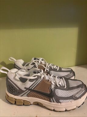 Nike Air zoom Vomeo 5 White, Gray & Tan Mesh Athletic Sneakers size 5 New